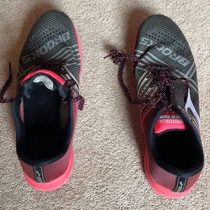 Athletic shoes